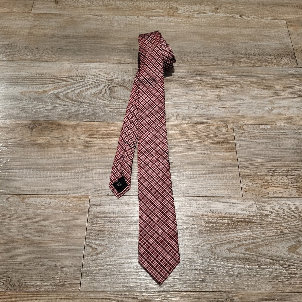 Kenneth Cole Reactions Tie 100% Polyester Red Diamond Pattern